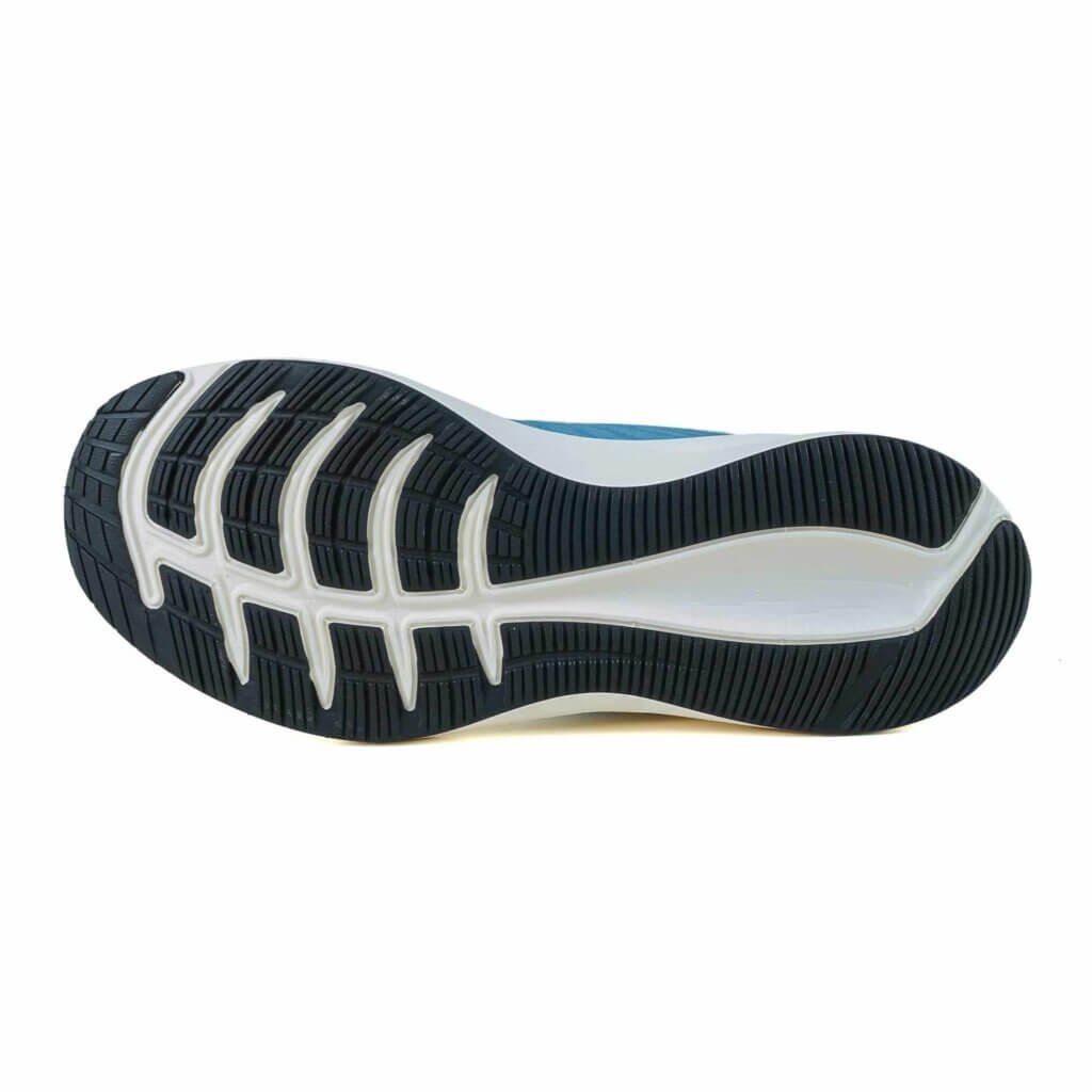 Running shoes or sports shoes are not appropriate for trekking, use trekking shoes